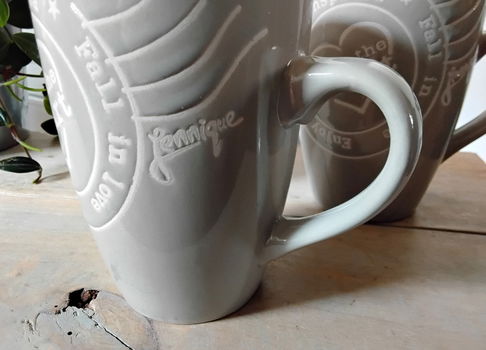Jennique - bekers - mokken - lichtgrijs met witte tekst erop - 1