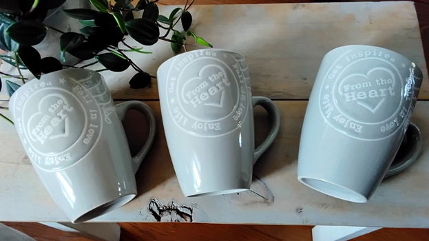 Jennique - bekers - mokken - lichtgrijs met witte tekst erop - 2