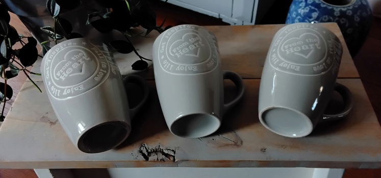 Jennique - bekers - mokken - lichtgrijs met witte tekst erop - 3