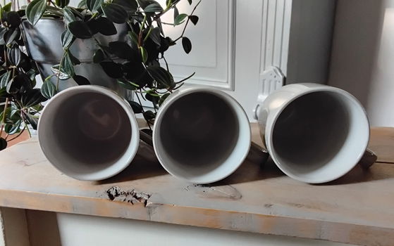 Jennique - bekers - mokken - lichtgrijs met witte tekst erop - 4