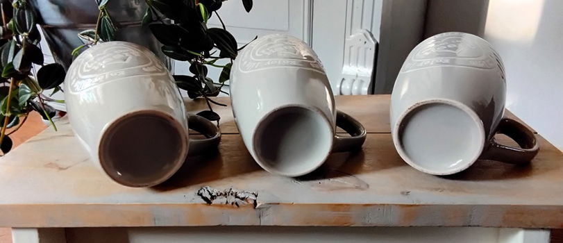 Jennique - bekers - mokken - lichtgrijs met witte tekst erop - 5