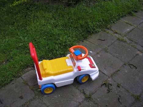 Loopkar - met laadruimte waar ze volop mee spelen - 2