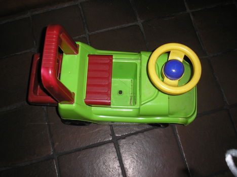 Loopkar - met laadruimte waar ze volop mee spelen - 4