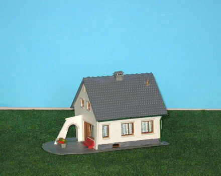 Huis met rode bank en poort HO/H0 [NH1329] - 0