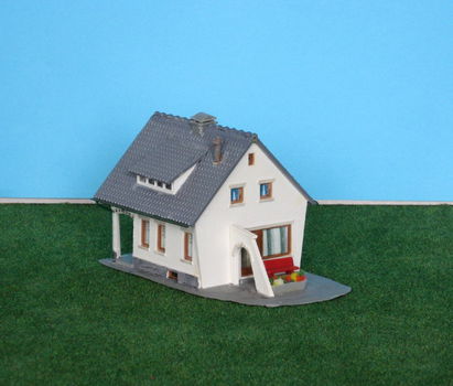 Huis met rode bank en poort HO/H0 [NH1329] - 1