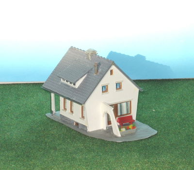 Huis met rode bank en poort HO/H0 [NH1329] - 2