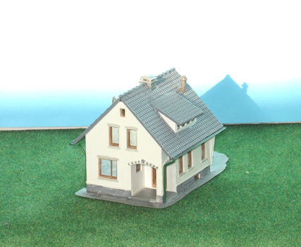 Huis met rode bank en poort HO/H0 [NH1329] - 3