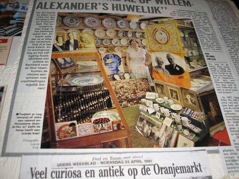 Verzamelen, uniek, groot behangboek vol krantenknipsels - 2
