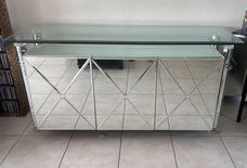 Lage kast met glas