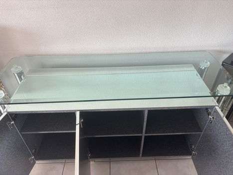 Lage kast met glas - 1
