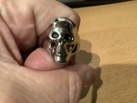 Stoere verchroomde ring met doodshoofddesign. - 0