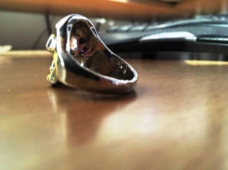 Stoere verchroomde ring met doodshoofddesign. - 1