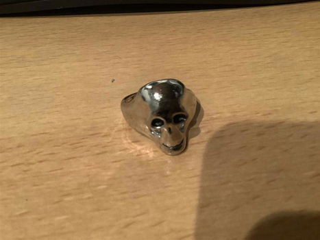 Stoere verchroomde ring met doodshoofddesign. - 2