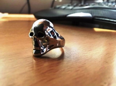 Stoere verchroomde ring met doodshoofddesign. - 3
