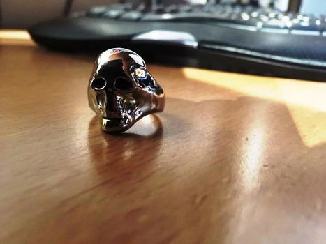Stoere verchroomde ring met doodshoofddesign. - 4