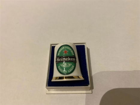 Leuk decoratief vingerhoedje van porselein met het bekende Heineken-logo - 0