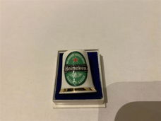 Leuk decoratief vingerhoedje van porselein met het bekende Heineken-logo