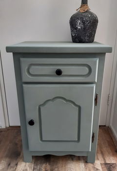 Gerestyled bijzetkastje/ kastje/nachtkastje in de kleur Greyish Green Matte uitstraling. - 0