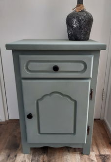 Gerestyled bijzetkastje/ kastje/nachtkastje in de kleur Greyish Green Matte uitstraling.