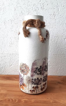 Vaas decoupage wit met bloemenprint en touw.
