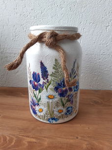 Vaas decoupage wit met bloemenprint en touw.