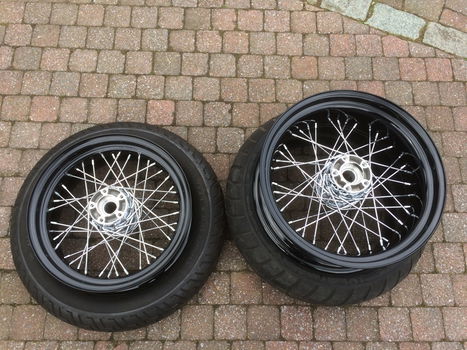 Harley cross bones velgen met banden in prima staat - 1
