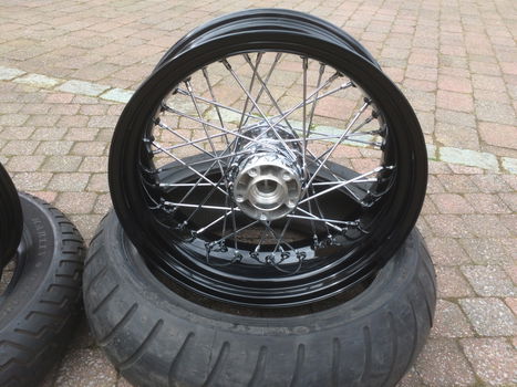 Harley cross bones velgen met banden in prima staat - 2