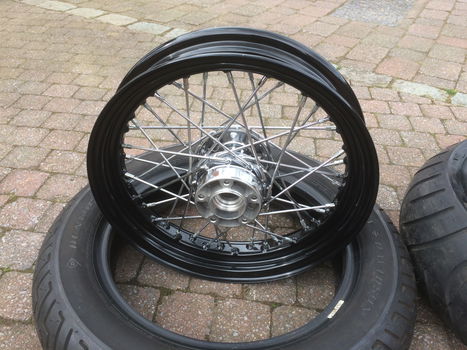 Harley cross bones velgen met banden in prima staat - 3