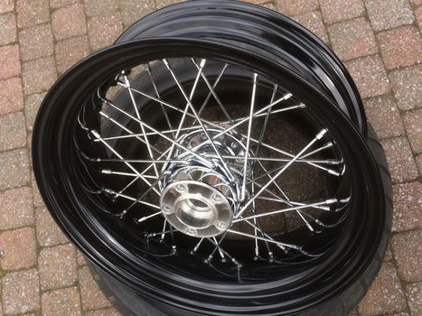 Harley cross bones velgen met banden in prima staat - 4