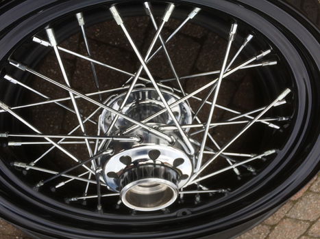 Harley cross bones velgen met banden in prima staat - 7