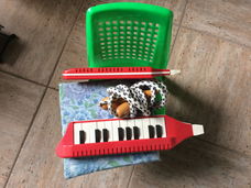 Lot retro speelgoed (kinderstoeltje, springtouw met houten grepen, melodica)