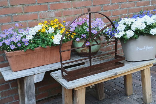 Robuust ijzeren wandrek - vorm: stalraam - kan binnen en buiten - 3