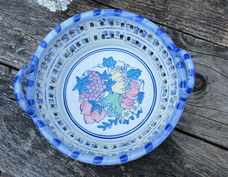 Vintage porseleinen handbeschilderde fruitschaal - wit en blauw met afbeelding van fruit