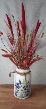 Vaas decoupage wit met bloemenprint en touw. met mooie droogbloemen erin in de kleur Fuchia. - 0