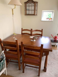 Kersenhouten tafel- uitklapbaar met 4 bijpassende stoelen.