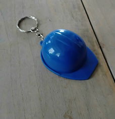 Sleutelhanger - blauwe bouwhelm met flesopener - nieuw