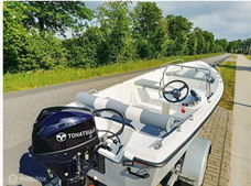 Vis- consoleboot met 9.8 pk Tohatsu en trailer