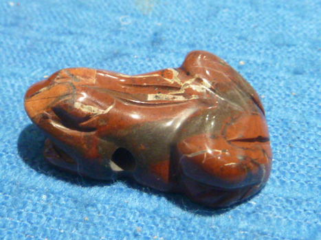 Hanger kikker van bonte jaspis - 1