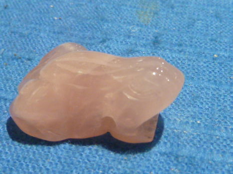Hanger kikker van Roze kwarts - 1