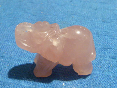 Hanger olifant van roze kwarts - 1
