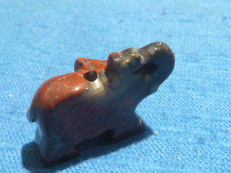 Hanger olifant van bonte jaspis - 1