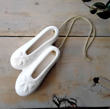 Porseleinen schoentjes met ophangkoordje - ter decoratie - 0