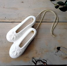 Porseleinen schoentjes met ophangkoordje - ter decoratie