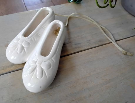 Porseleinen schoentjes met ophangkoordje - ter decoratie - 1