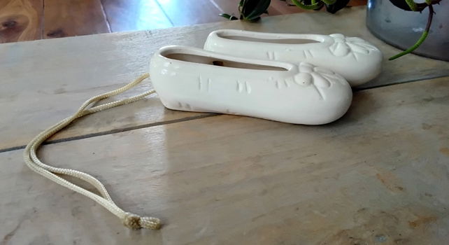 Porseleinen schoentjes met ophangkoordje - ter decoratie - 3