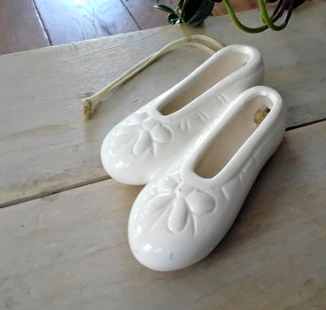 Porseleinen schoentjes met ophangkoordje - ter decoratie - 4