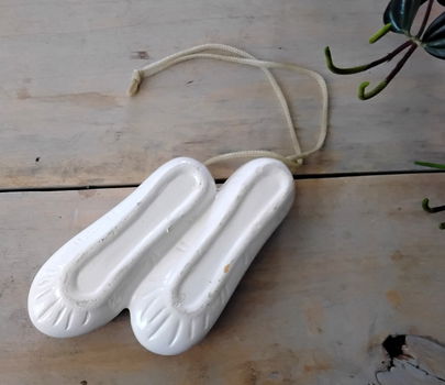Porseleinen schoentjes met ophangkoordje - ter decoratie - 5