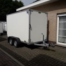 gesloten aanhangwagen geremd