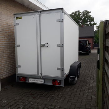 gesloten aanhangwagen geremd - 2