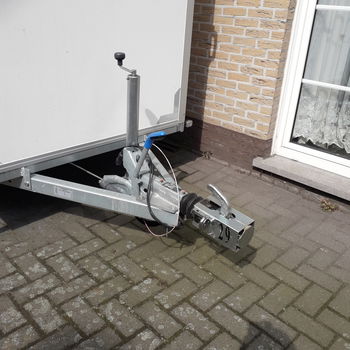 gesloten aanhangwagen geremd - 3